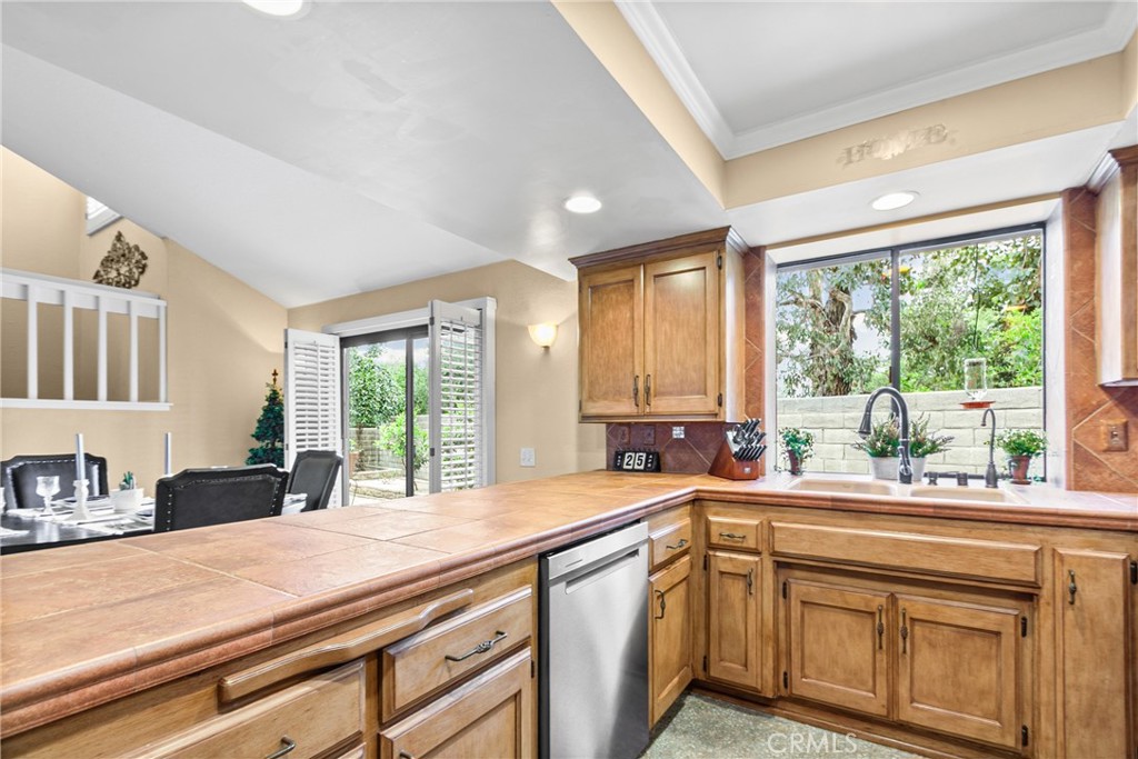 1490 Decanso Street 6