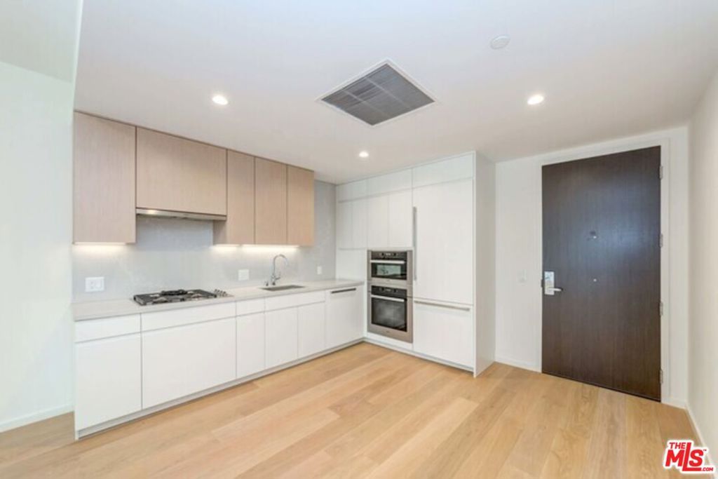 Photo of 877 Francisco Street #708, Los Angeles, CA 90017 (MLS # 25576101)