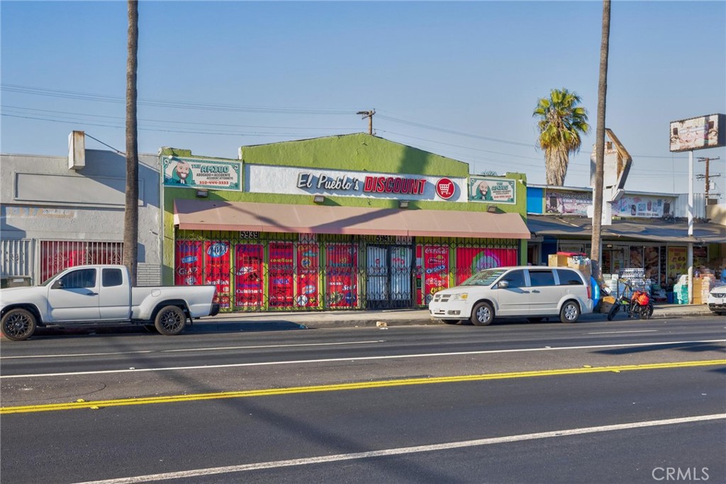 GREAT FOR YOUR NEXT BUSS. OPPORTUNITY,
Located in agreat traffic area, with a lot of expposure, this great building offers plenty of shelving for groceries, a wall refigerator for dairy produts and cold cuts, plenty of customer parking space in the back and much, much more.