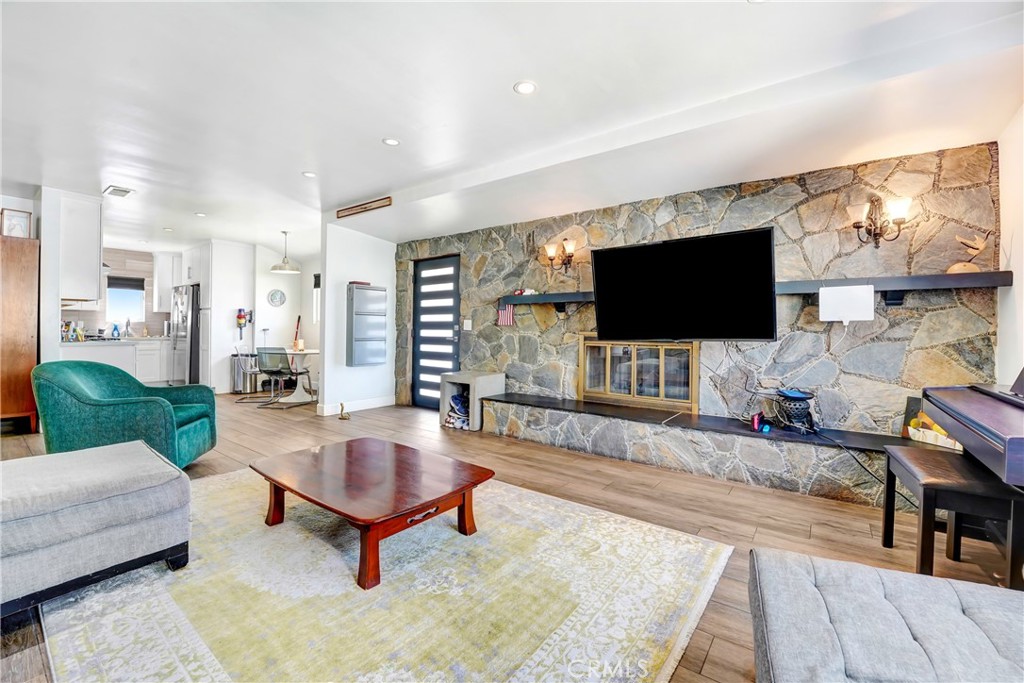 6521 W 85th Street