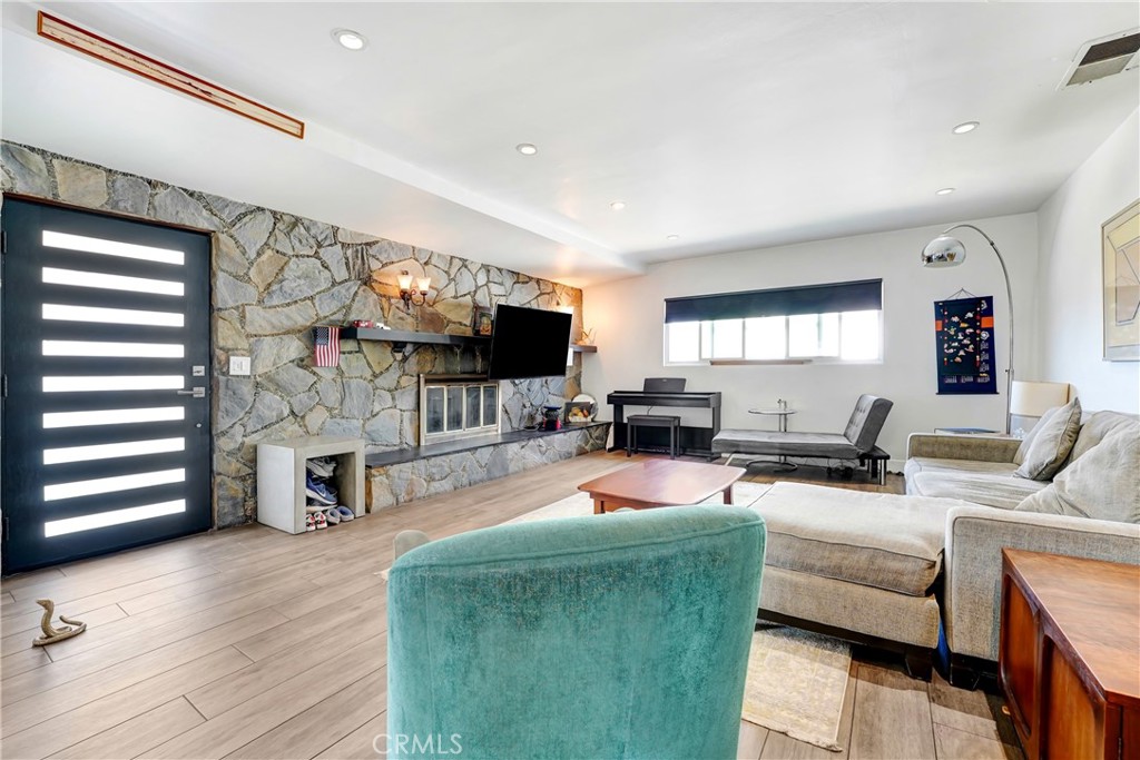 6521 W 85th Street