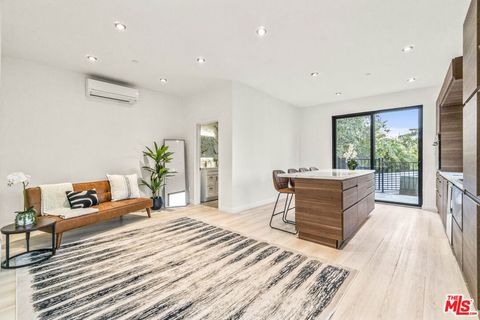 Photo of 2315 Loma Vista Place, Los Angeles, CA 90039 (MLS # 25630799)