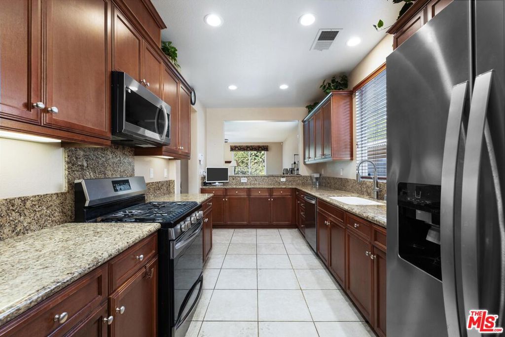 FOUR SEASONS - Residential