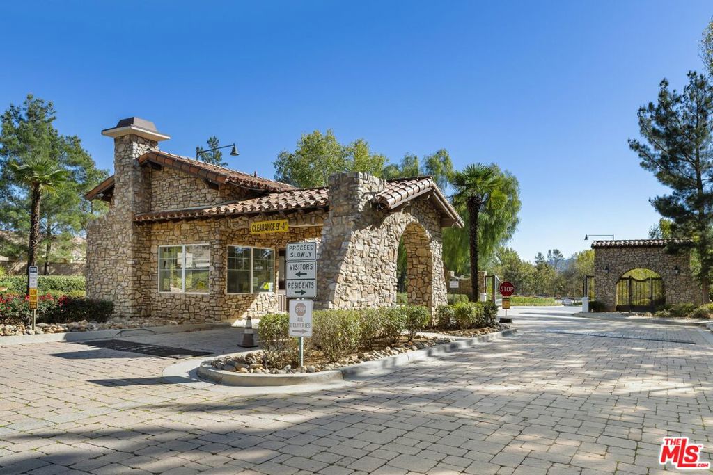 FOUR SEASONS - Residential