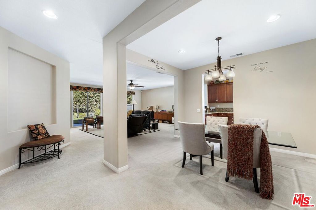 FOUR SEASONS - Residential