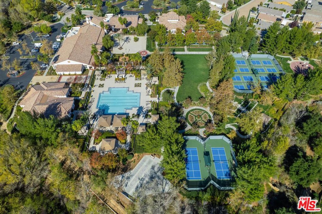 FOUR SEASONS - Residential