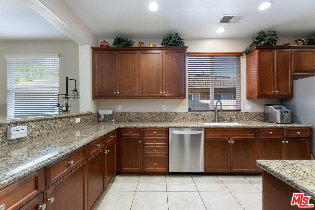 FOUR SEASONS - Residential