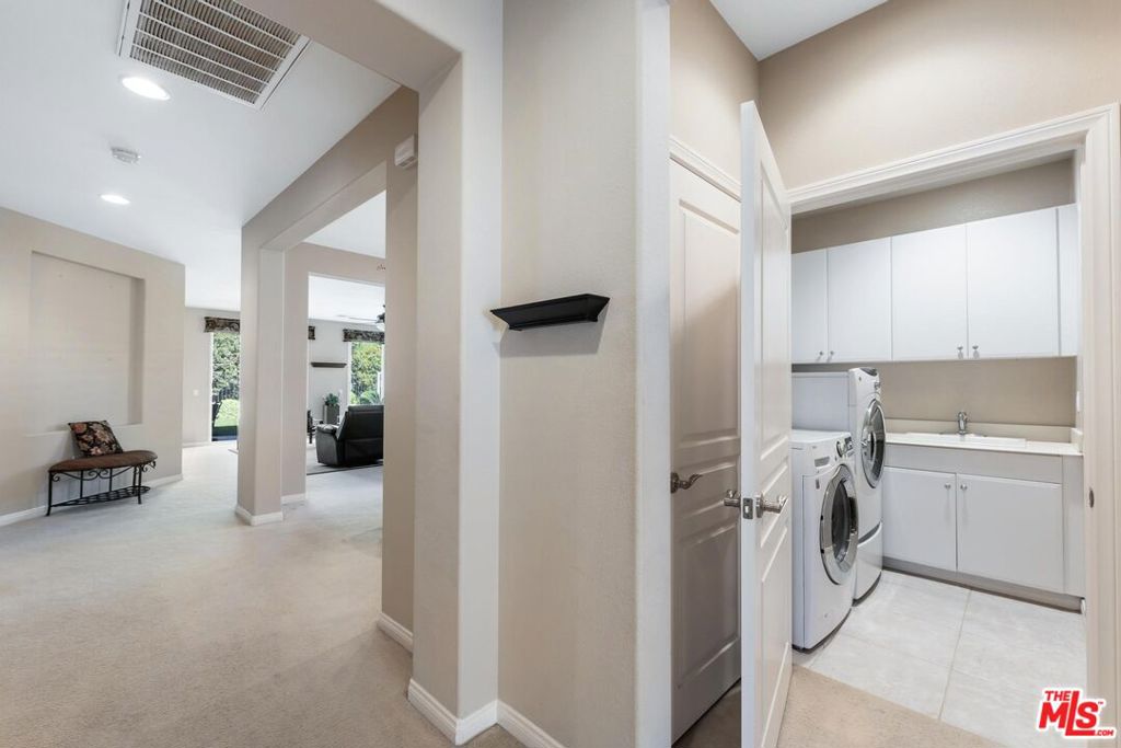 FOUR SEASONS - Residential