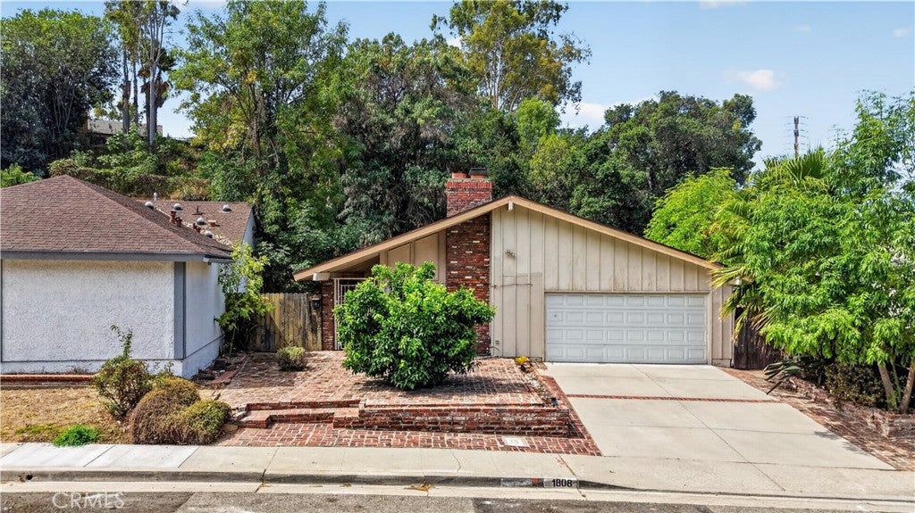 1808 E Woodgate