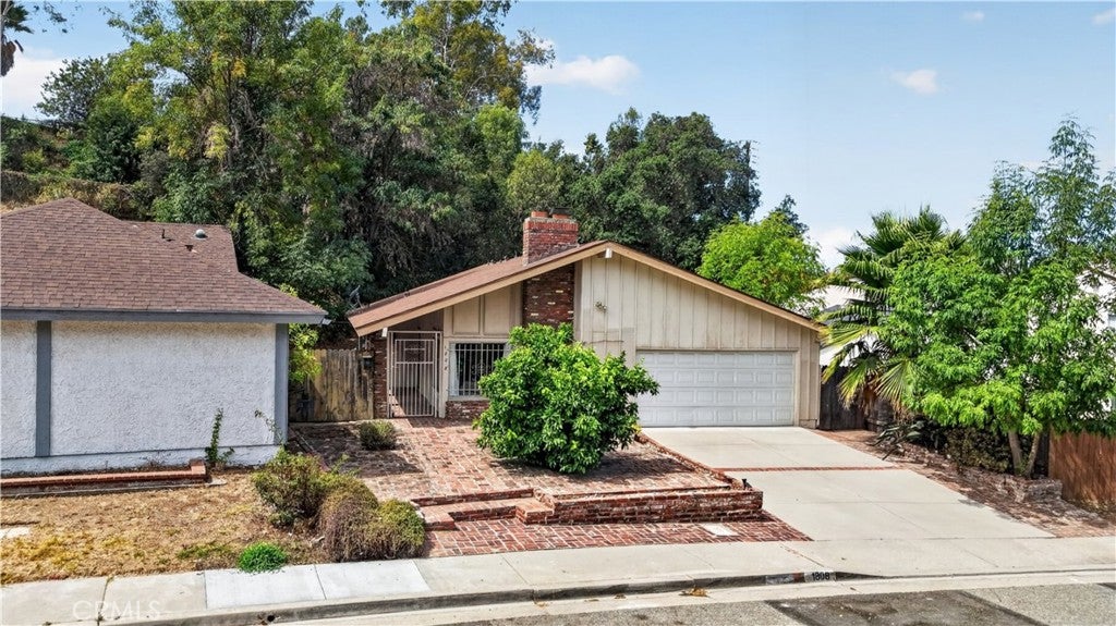 1808 E Woodgate