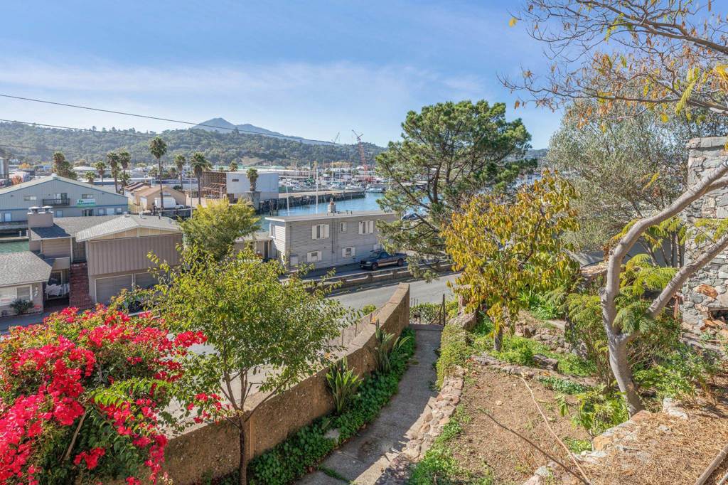 28 Marina Court Dr
