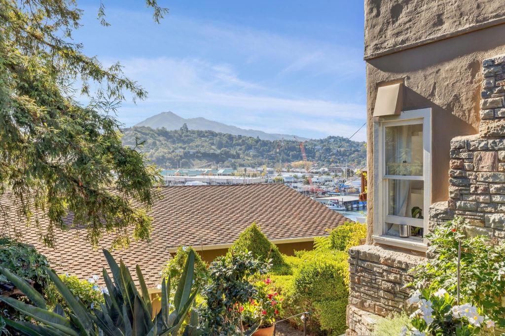 28 Marina Court Dr