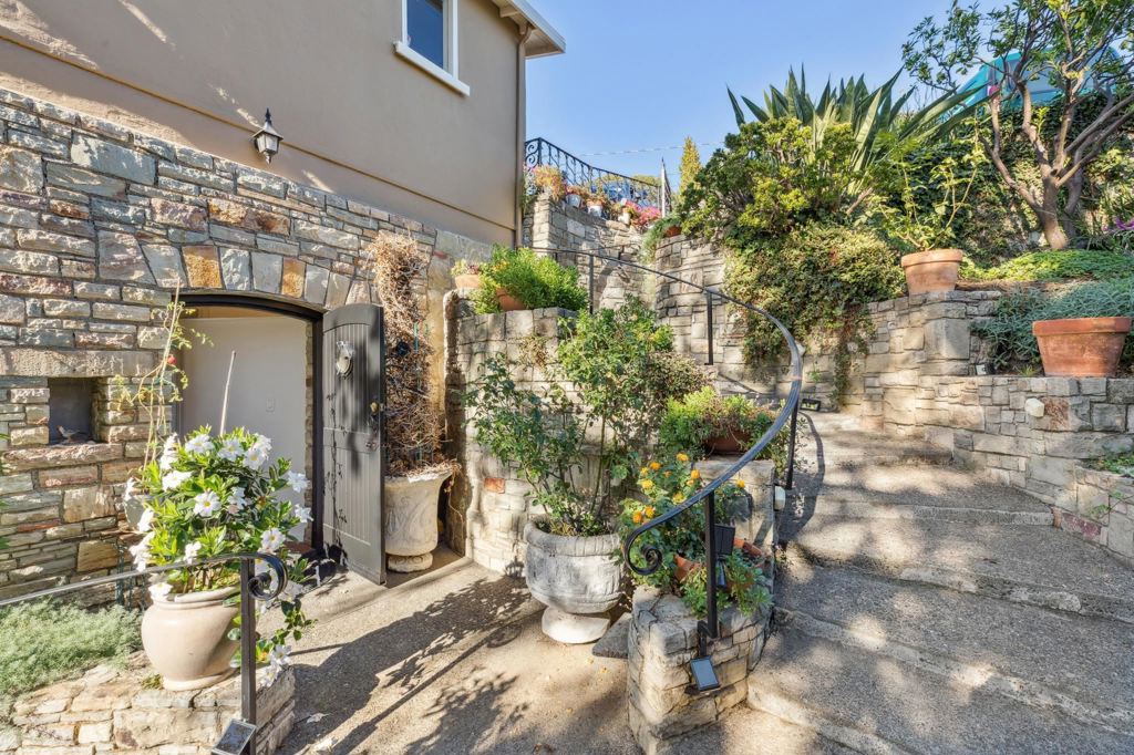 28 Marina Court Dr