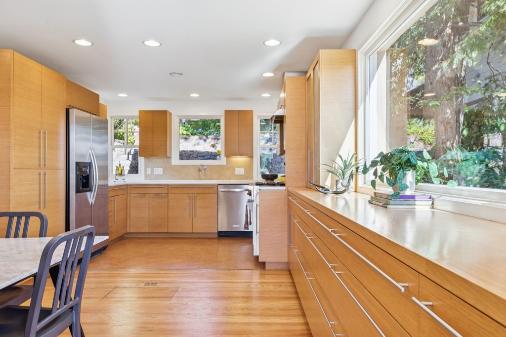 28 Marina Court Dr