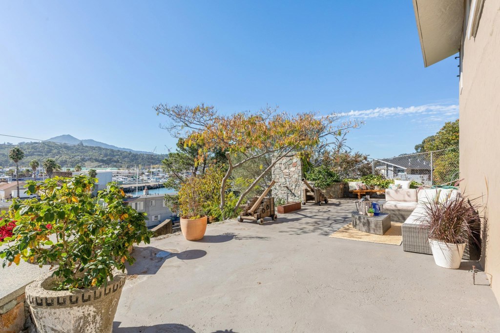 28 Marina Court Dr