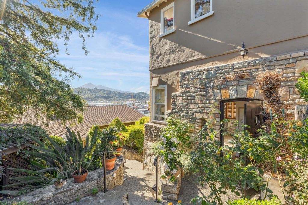 28 Marina Court Dr