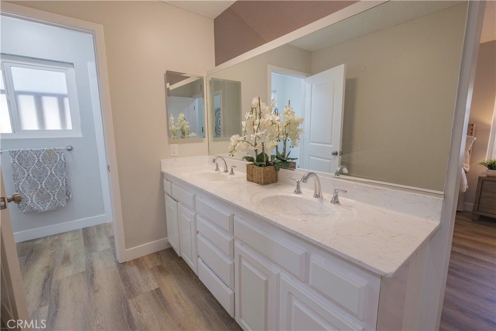 listing image 130729591179943998945