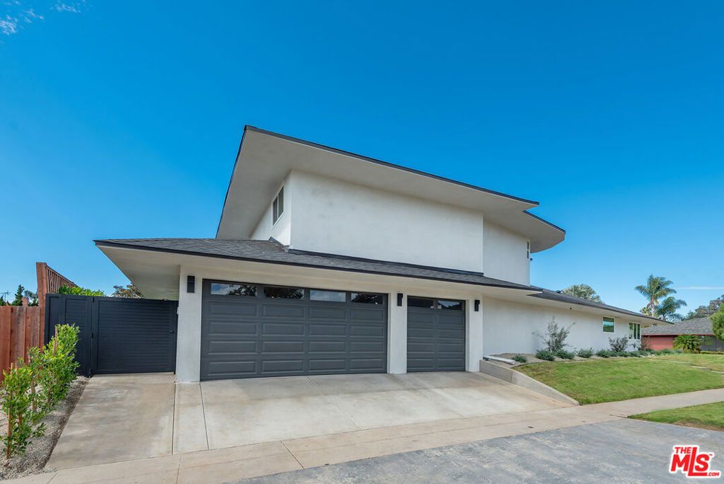 Photo of 4204 Olympiad Drive, View Park, CA 90043 (MLS # 25606231)