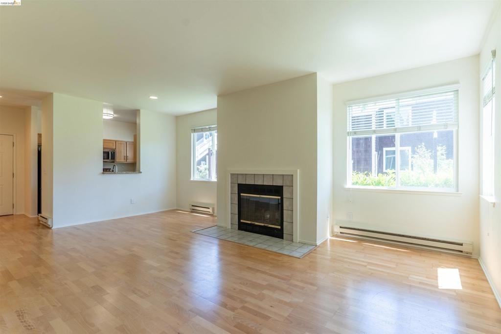211 Bayside Ct