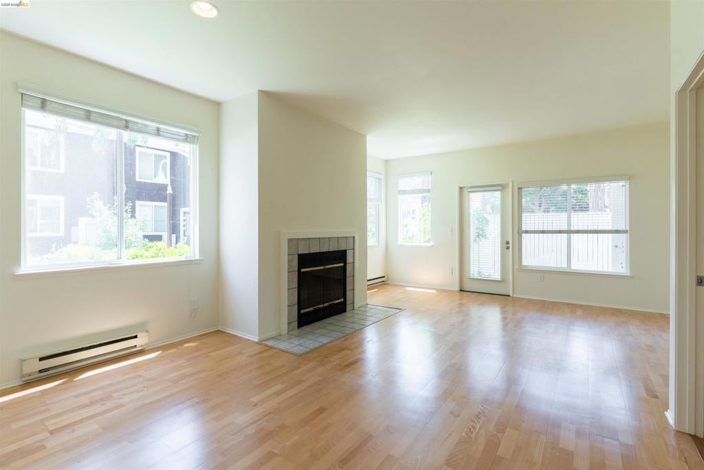 211 Bayside Ct
