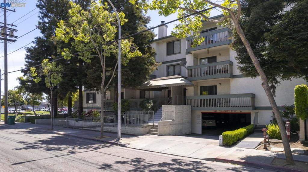 Are you sick of paying high rents? Do not sleep on this opportunity to get into home-ownership. Centrally located in a great neighborhood of San Leandro. Access to public transportation and close vicinity to major highways makes this unit a commuter's dream. Nestled between Lake Chabot and the San Leandro Marina makes this location ideal for the outdoor enthusiast. Come take a look and make it home!