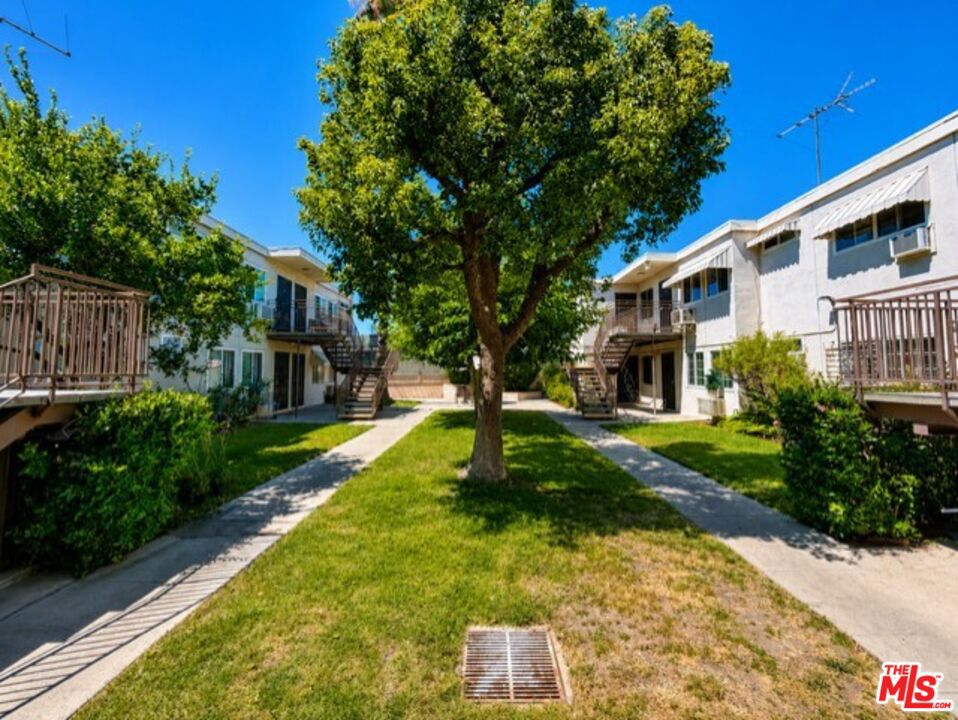 7137 Coldwater Canyon Avenue 12