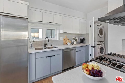 Photo of 1724 Menlo Avenue #2B, Los Angeles, CA 90006 (MLS # 26104355)