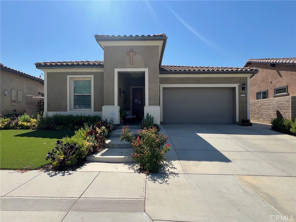 PROBATE SALE!! 2 bed, 2 ba, with a backyard view of canyons/mountains/city lights. ** Property is in Foreclosure **