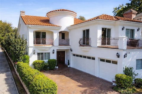 Photo of 5128 Avenida Hacienda, Tarzana, CA 91356 (MLS # AR26157557)