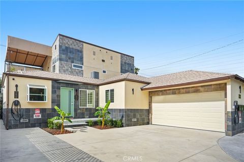 Photo of 18748 Collins Street, Tarzana, CA 91356 (MLS # SR26116460)