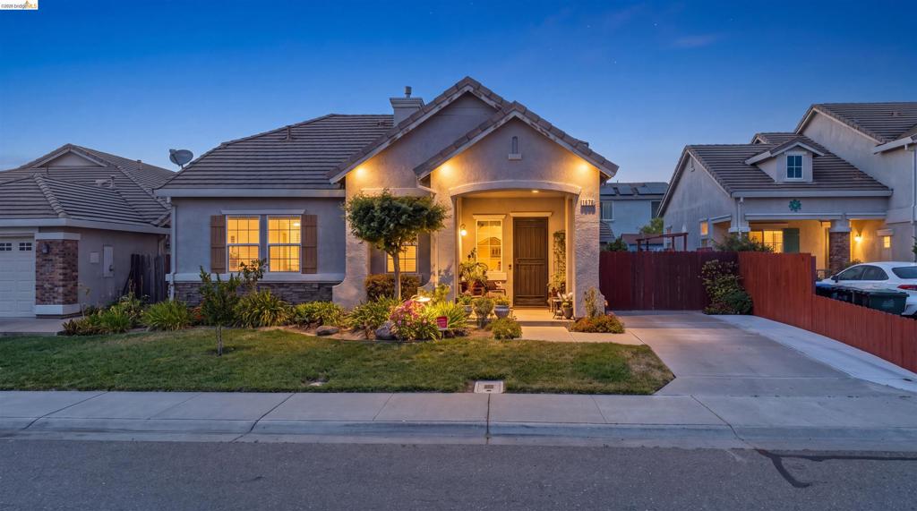 1676 Hickam Cir