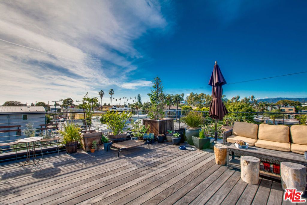 Photo of 663 Brooks Avenue, Venice, CA 90291 (MLS # 25568681)