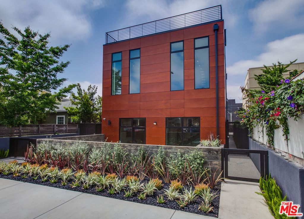 Photo of 663 Brooks Avenue, Venice, CA 90291 (MLS # 25568681)