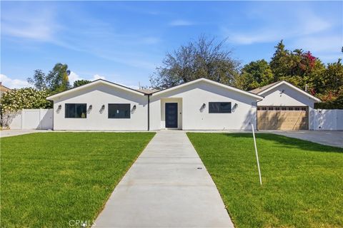 Photo of 8542 De Celis Pl Pl, North Hills, CA 91343 (MLS # SR26070037)