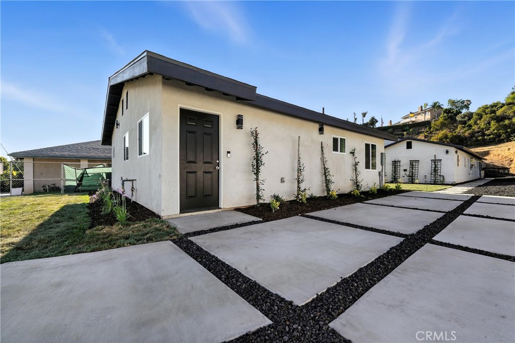 215 E Sierra Madre Avenue