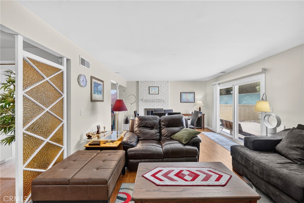 1633 E Clarion
