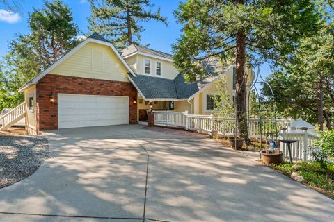 Photo of 692 Zurich Drive, Lake Arrowhead, CA 92352 (MLS # 219132304DA)