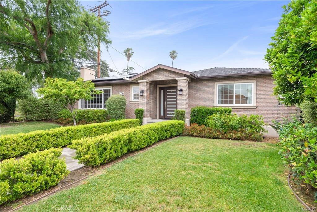 Main image without alt text