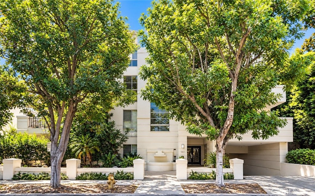 Photo of 1401 S Bentley Avenue #403, Los Angeles, CA 90025 (MLS # SR26212346)