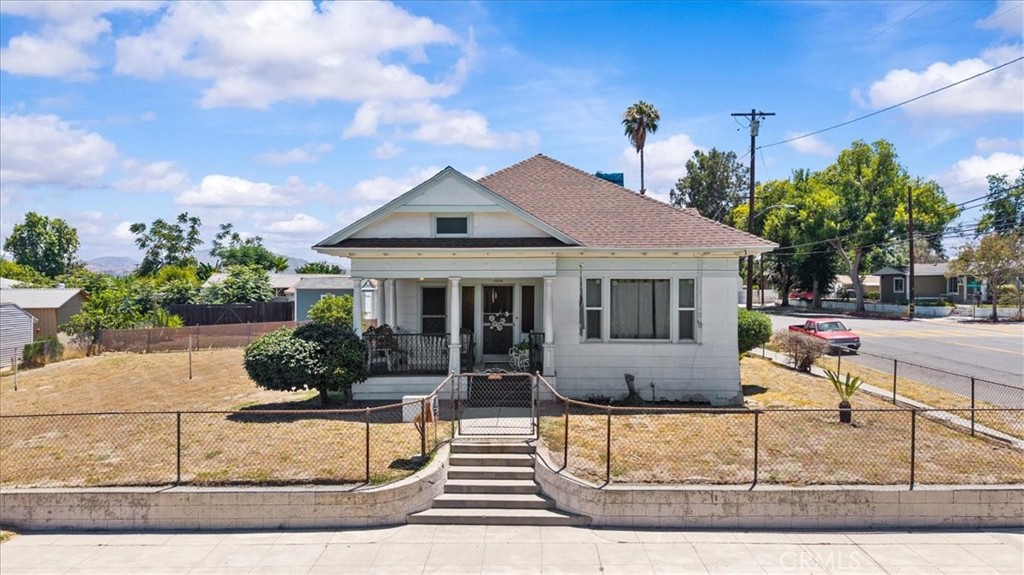 Located on a spacious 14,000 sq ft corner lot, this 3 bedroom, 1 bath home offers a great layout and plenty of potential inside and out. It features a living room and a separate family room, with a pocket door providing privacy when needed. The oversized lot adds even more value, ideal if you're thinking about expanding, adding an ADU, or creating a custom outdoor space. This is a great opportunity for anyone looking for space and future potential in one property.