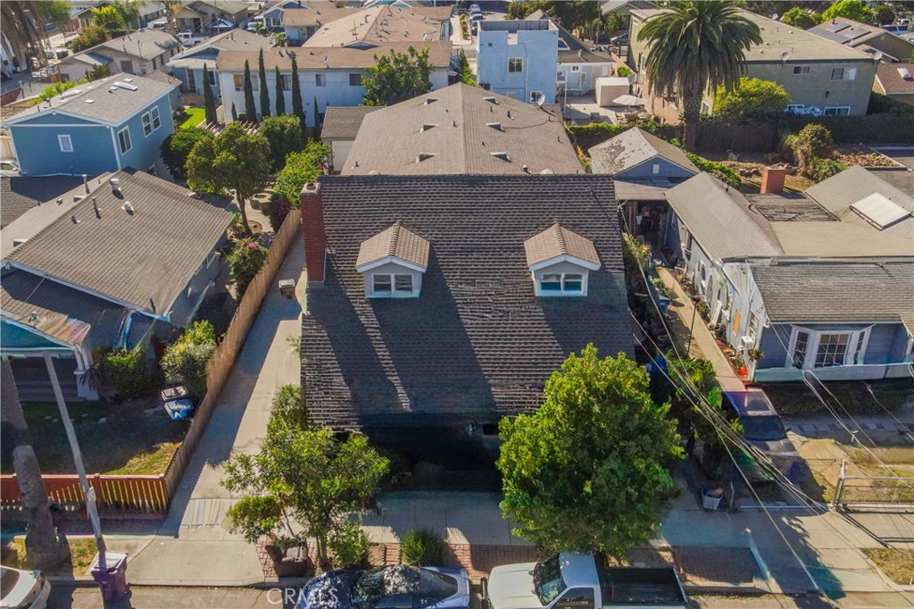 Huge 1960's construction 4 unit in 5 blocks to the beach with all townhome style units. Extra large owner's unit currently configured as 2 beds and 2 baths, but originally 3 beds with primary suites. Three other large two story 2 bedroom units, one with 1 bath, and two with 2 baths. 2 out of 4 units recently remodeled with vinyl floors, new kitchens, and bathrooms. Large lot with 5 garages spaces plus extra square footage in the rear. Very attractive metrics at $291/square foot, 12.3X GRM on actuals with a significant 16% upside to 10.5X GRM and a market cap rate of 5.8%.
Ideal location in the heart of Alamitos Beach only 5 blocks to the sand. 3 blocks from Downtown Long Beach's East Village Arts District with numerous restaurants, retail, and entertainment options. Over $8 Billion in new development in the immediate vicinity. 63% of households within 5 miles are renters with an average household income of $98,000+ (per CoStar research).