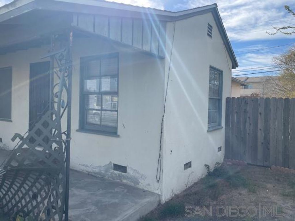 Photo of 430 W W Fir Ave Ave, Oxnard, CA 93033 (MLS # 260001281SD)