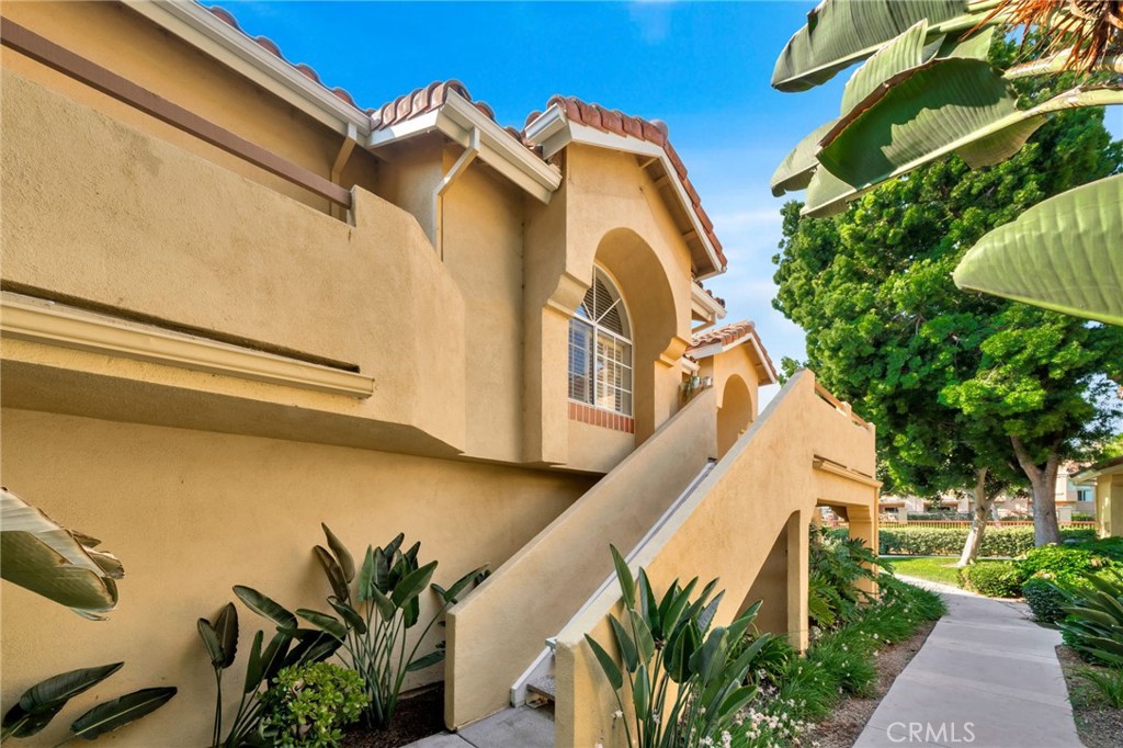 Welcome to 91 Costero Aisle, an updated 2 bed 2 bath home, with no units above or below, and situated in Westpark Tiempo, a charming community of Irvine. With real hardwood floors, vaulted ceilings, and a spacious living area. This is a perfect move-in ready home, with convenient access to beautifully maintained parks, highly-regarded schools, and a variety of local amenities that define Westpark. The property itself provides a comfortable and inviting atmosphere, making it an ideal setting for daily living and casual entertaining.