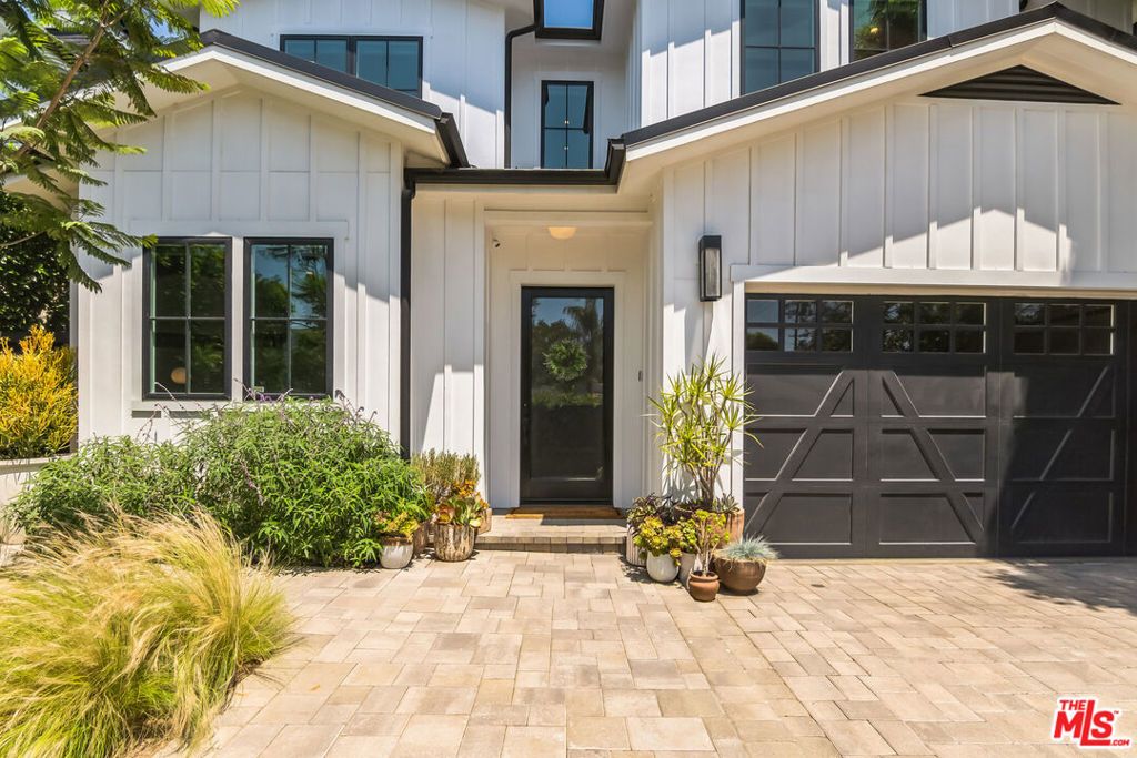 Photo of 806 N Stanley Avenue, Los Angeles, CA 90046 (MLS # 25602307)