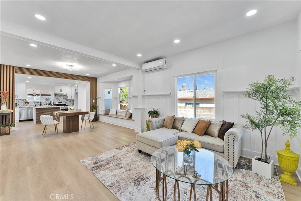 610 W Center