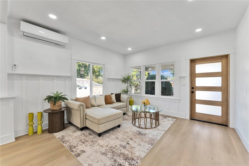 610 W Center