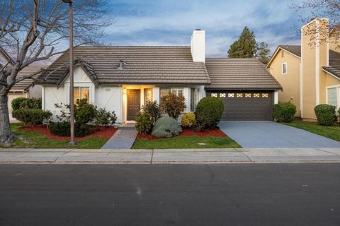 Photo of 1522 Fujiko Drive, San Jose, CA 95131 (MLS # ML82037370)