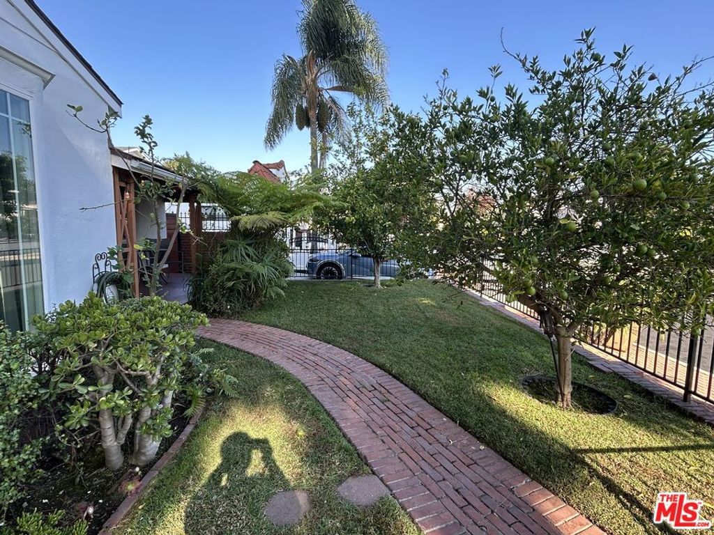 Photo of 3161 Vera Avenue, Los Angeles, CA 90034 (MLS # 25609349)