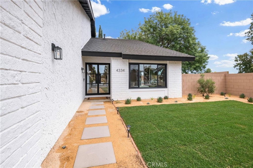 4334 E Ruth Pl