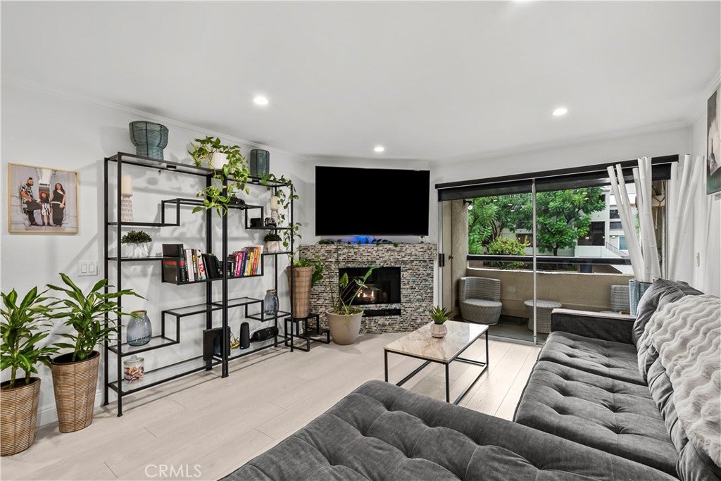 5515 Canoga 129